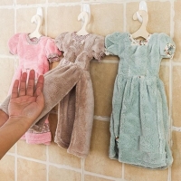 Полотенце кухонное в виде платья на вешалке 