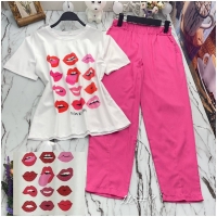Костюм с футболкой Поцелуи и малиновые брюки K2-118