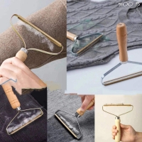 Щетка для чистки пальто и одежды с деревянной ручкой