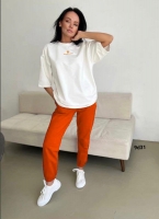 Костюм белая футболка с надписью и оранжевые брюки D31