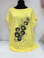 Свободная футболка SIZE PLUS цветочная поляна желтая IN