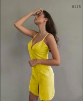 Платье с разрезом желтое K115