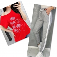 Костюм красная футболка SIZE Plus женский образ и цветы с брюками серыми 01IN